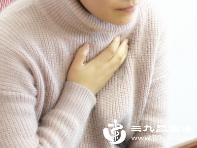 呕吐物中出现明显血块、鲜血量较多