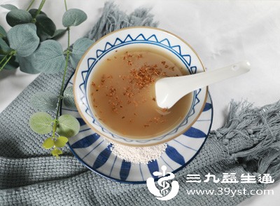 选择温凉、细软的流质或半流质食物