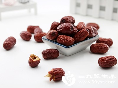 红枣性质偏温，热性体质人群常出现口干、咽喉肿痛、便秘等上火症状