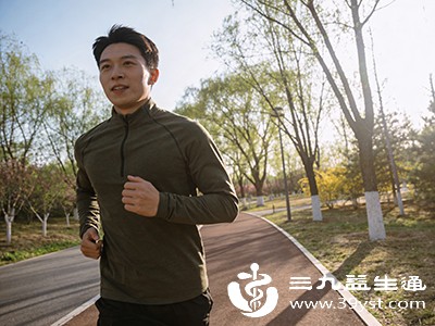 部分男性在进行剧烈运动后，可能会出现一过性血尿