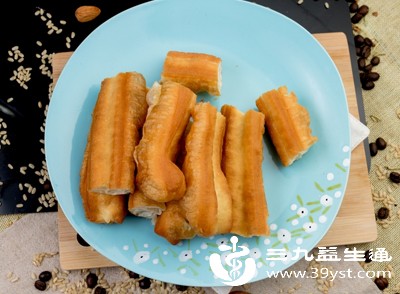 面食加工中常添加油脂、盐、糖等成分，如油条