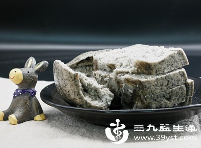 全麦馒头保留了小麦麸皮和胚芽，膳食纤维含量高