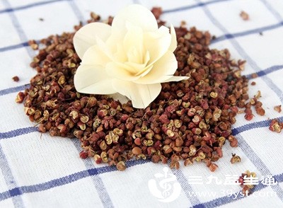 孕期吃燕窝时，不宜同时食用辣椒、花椒、生姜（过量）等辛辣刺激食物