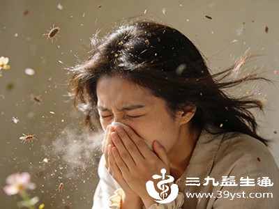 过敏发作时，鼻腔瘙痒难忍，患者频繁揉鼻、打喷嚏