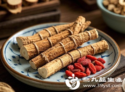 五指毛桃性温，且有一定的滋补作用