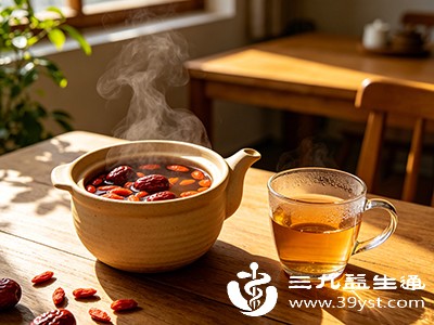 水煮沸后放红枣煮5-8分钟，再加枸杞煮2-3分钟