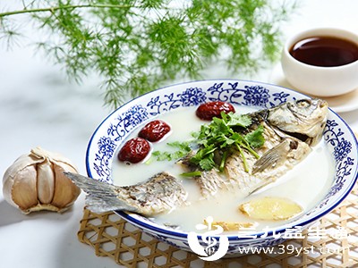 鲫鱼肉质鲜嫩，蛋白含量高，熬煮的鱼汤鲜美