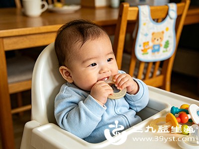 根据婴儿牙齿萌出情况调整食物质地，如牙齿萌出较少时