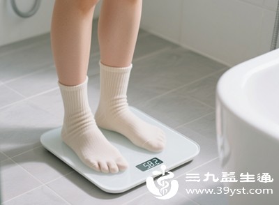 体重受水分、食物残渣影响，每天波动1-2斤属于正常范围