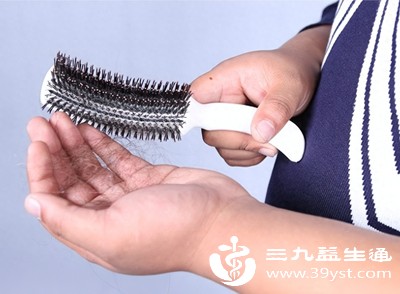 长期熬夜会打乱内分泌节律，影响毛囊新陈代谢，导致掉发量增多