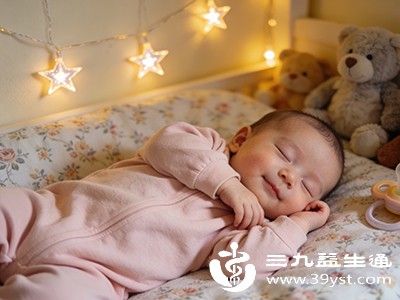 婴儿皮肤娇嫩，若头部、颈部患有湿疹，或因衣物过多、室温过高长热疹