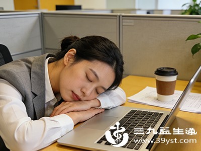 午睡醒后不要猛地站起来，尤其是中老年人