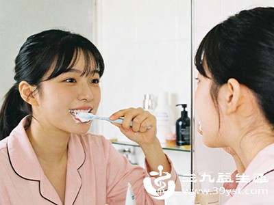 选择刷头柔软的牙刷，用温水（避免过冷过热刺激）刷牙