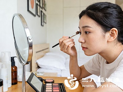 眼里总像卡东西 从异物到炎症这些诱因帮你揪出 别拖到伤角膜