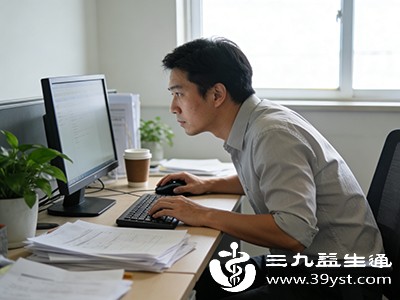 工作或看手机时，身体向前弓着，脖子伸出