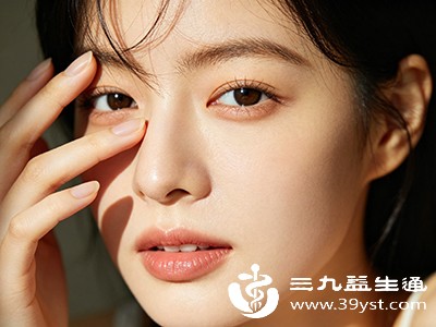 用手指轻轻触摸上眼睑，能感觉到眼睑皮下组织较厚