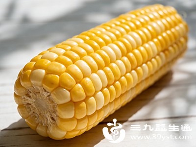 吃1根煮好的水果玉米，替代饼干、薯片、糖果等零食