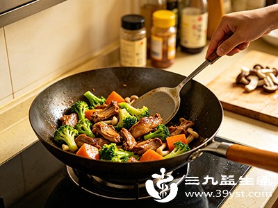 用少量橄榄油把鸭肉炒到变色，加西兰花、胡萝卜、菌菇等低热量蔬菜一起炒