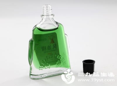 风油精中的水杨酸甲酯能促进局部血液循环，薄荷脑带来的清凉感可舒缓肌肉紧张