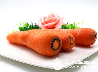 胡萝卜（每天100克，搭配油脂炒更易吸收）