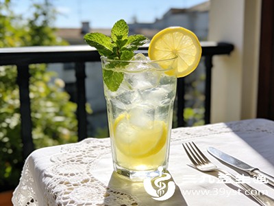 每杯放1-2片柠檬即可，冲泡用温水，避免沸水破坏维生素C