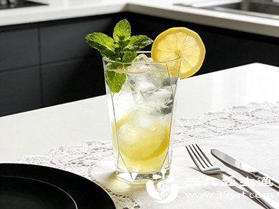 喝柠檬水或吃柠檬后，及时用清水漱口