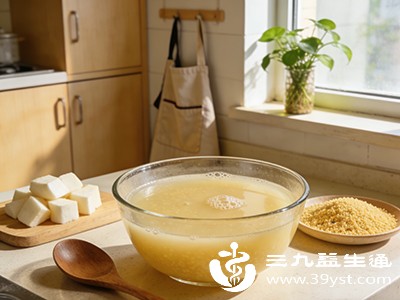 煮成小米粥时加入山药、百合，既能健脾，又能通过温和的营养供给