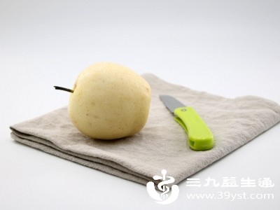 热性体质优先选凉性强的食材，如雪梨