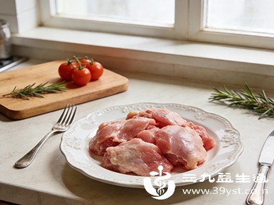 传统观点认为鸡肉，特别是公鸡肉和浓鸡汤，性质偏温补，可能会助长体内的“火气”