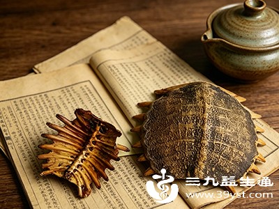 鳖甲因归肝、肾经，鳖甲能滋养肝肾
