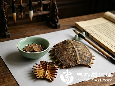 传统认为鳖甲能滋养体内阴液，平衡过度“阳气”