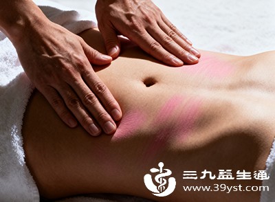 睡前或晨起时，可顺时针方向按摩腹部，帮助刺激肠道