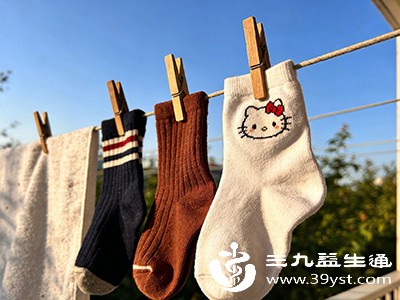 袜子尽量选纯棉、竹纤维等天然吸汗材质