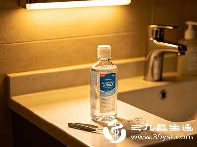 若护理液长期存放在潮湿浴室、阳光直射窗台或高温环境中，细菌繁殖速度会加快，有效成分也会加速分解