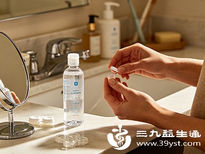隐形眼镜护理液更换全解：多久换才护眼