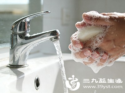 取戴镜片、更换护理液前，必须用无香肥皂和流动水彻底清洗双手