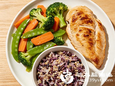 午餐：1拳头炒时蔬+1手掌心鸡胸肉+1小碗杂粮饭