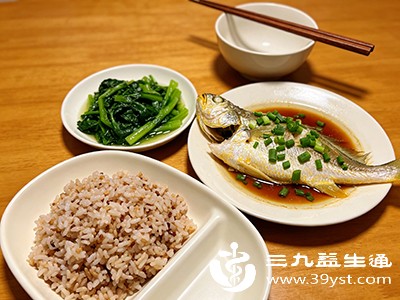 饮食上做到营养均衡，多吃富含蛋白质、维生素和矿物质的食物