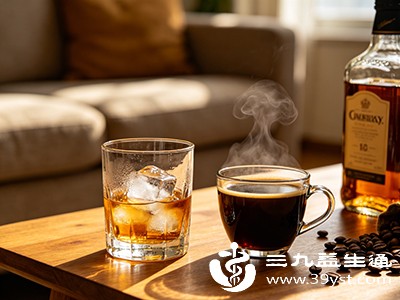 很多人误以为酒后喝咖啡能提神解酒，其实咖啡因只能暂时提振精神