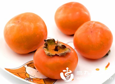 柿子性寒，且含有鞣酸，生理期食用不仅会加重宫寒痛经