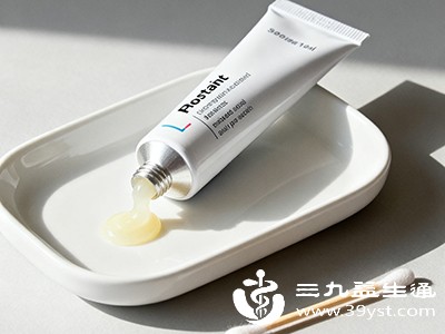 不要在破裂的水泡处涂抹油脂类护肤品或未经消毒的药膏