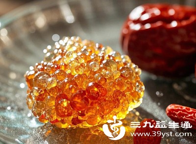 桃胶富含膳食纤维和胶质，质地黏稠，对于胃炎、胃溃疡患者