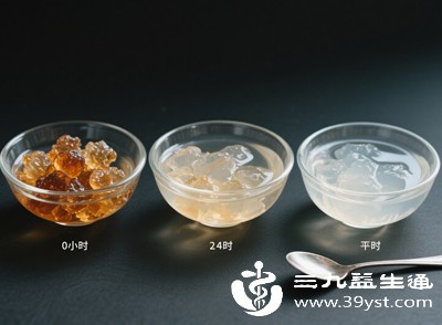 干桃胶质地坚硬，需用清水浸泡12-24小时