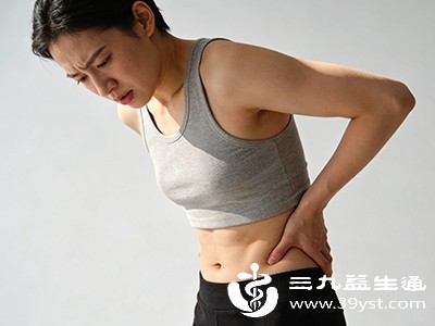 可能伴随腰部酸痛、左腿无力，弯腰捡东西或久坐后症状会加重