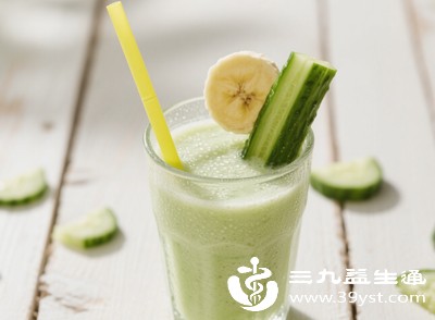 即使是低热量的蔬果汁，也需控制每日摄入量，建议每次150-200毫升