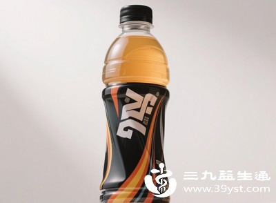 运动饮料中含有多种电解质和糖分，既能补充水分和电解质