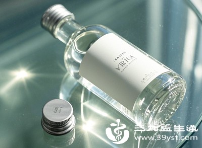 白醋的主要成分是醋酸，浓度通常在3%-5%，此外还含有少量氨基酸、维生素等营养物质