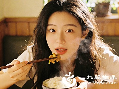 进食时，胆囊收缩将浓缩后的胆汁排入小肠，帮助分解食物中的脂肪