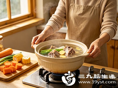 骨头中的钙难溶解，即便熬煮3-4小时，汤中钙含量依旧很低