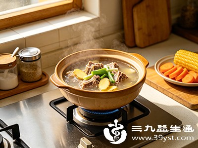 骨头中的钙、磷等矿物质，会有极少量溶入汤中